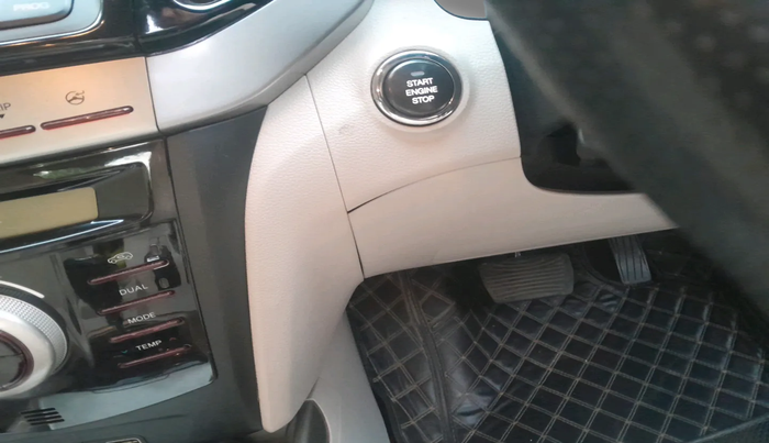 2021 Mahindra XUV300 W8 (O) 1.5 DIESEL AMT, Diesel, Automatic, 85,097 km, interior