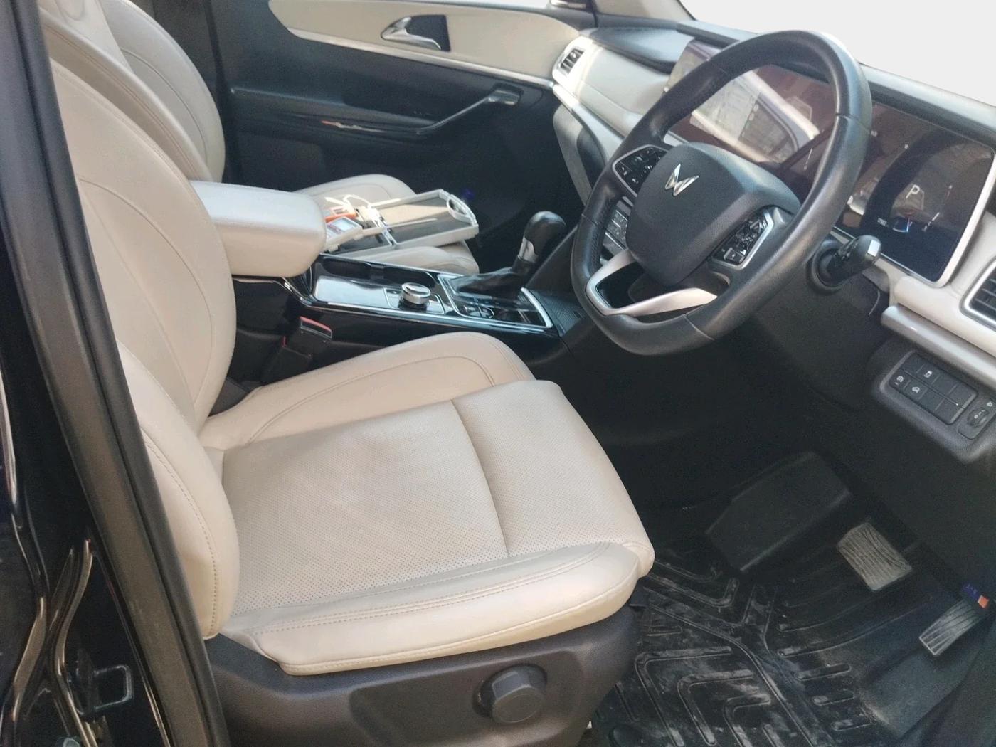 2023 Mahindra XUV700 AX 7 P AT 7 STR, Petrol, Automatic, 17,982 km, interior