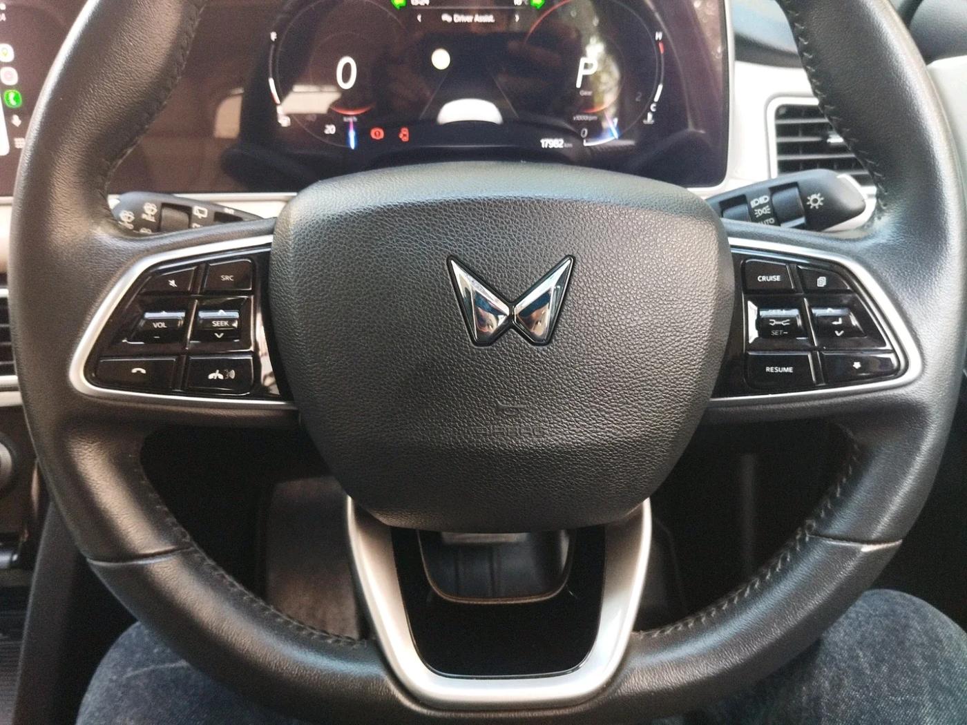 2023 Mahindra XUV700 AX 7 P AT 7 STR, Petrol, Automatic, 17,982 km, interior