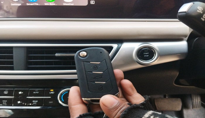 2023 Mahindra XUV700 AX 7 P AT 7 STR, Petrol, Automatic, 17,982 km, interior