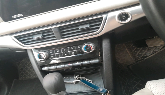 2022 Mahindra XUV700 AX 7 D AT 7 STR, Diesel, Automatic, 78,005 km, interior