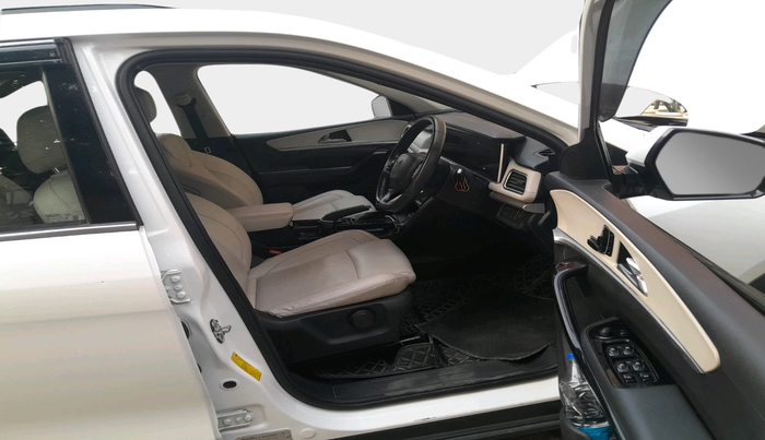 2022 Mahindra XUV700 AX 7 D AT 7 STR, Diesel, Automatic, 78,005 km, interior