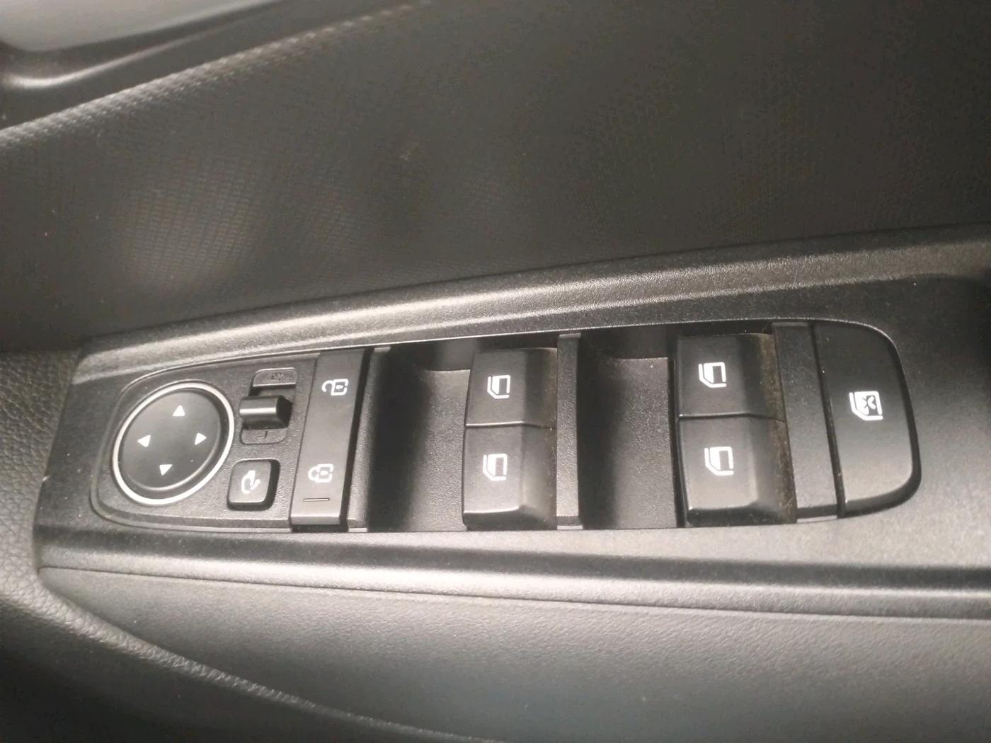 2025 KIA SONET HTK (O) 1.2 Petrol MT, Petrol, Manual, 8,116 km, interior