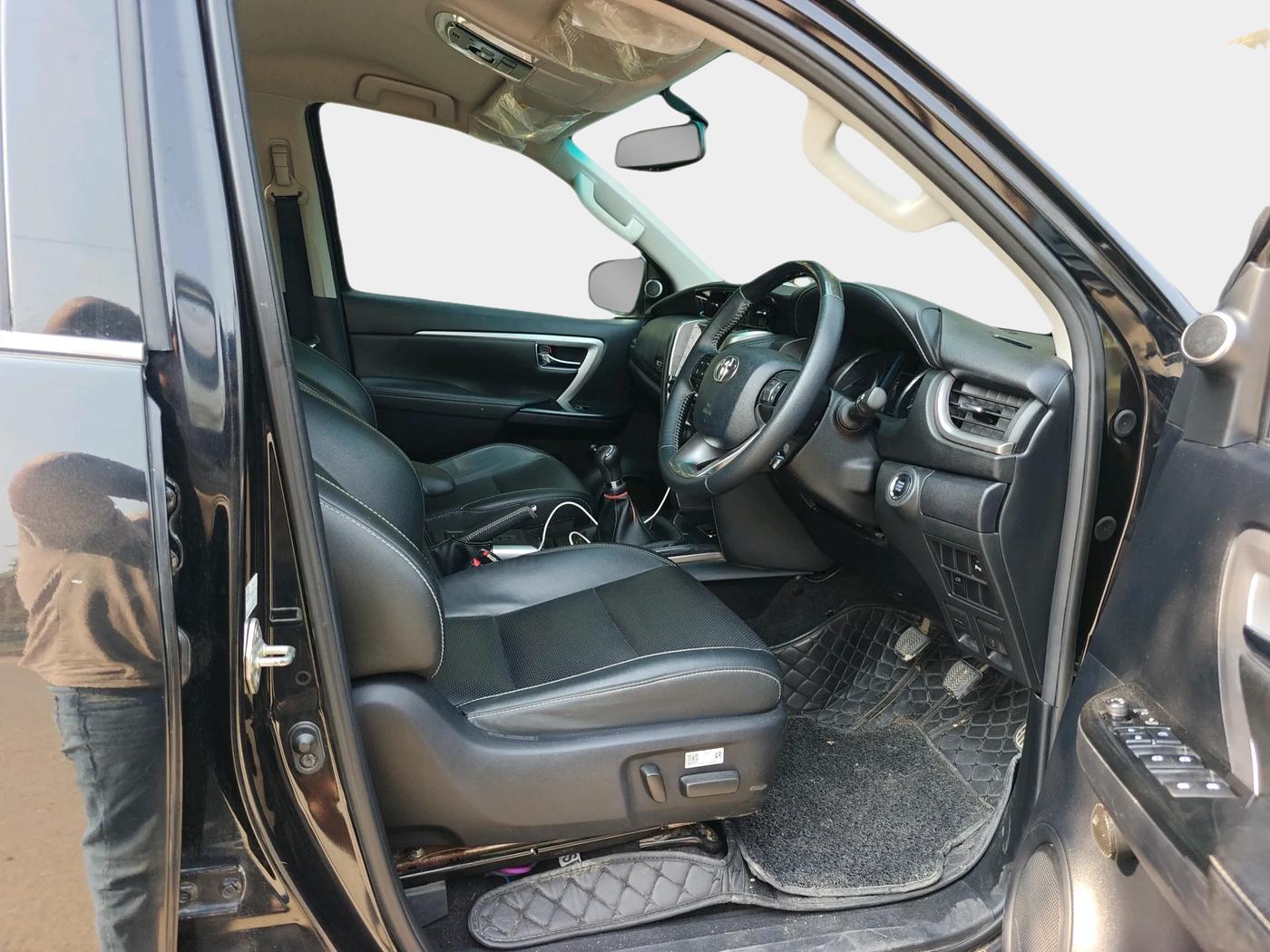 2024 Toyota Fortuner 4X2 MT 2.7 PETROL, Petrol, Manual, 13,607 km, interior