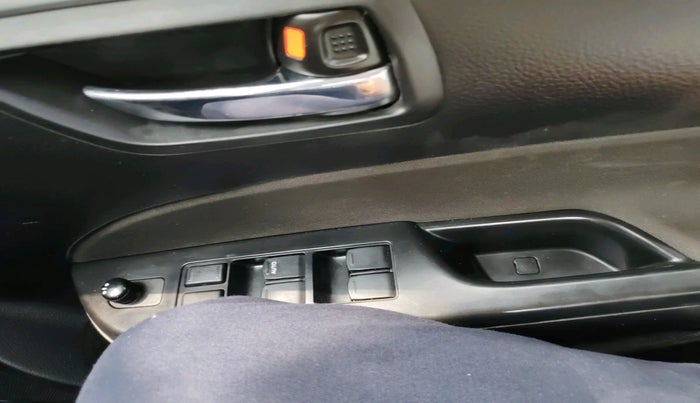 2013 Maruti Swift VXI, Petrol, Manual, 1,07,818 km, interior