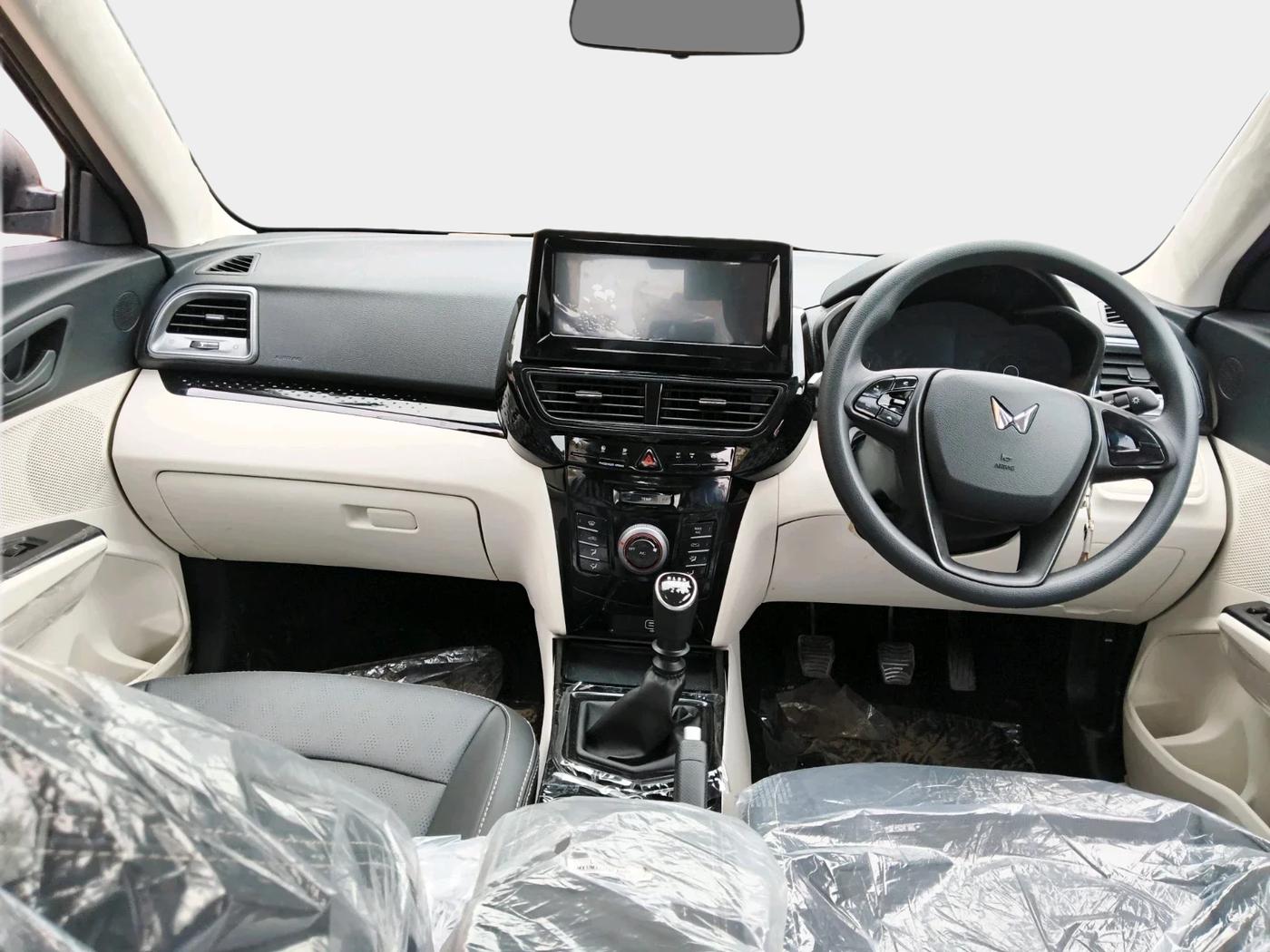 2025 Mahindra XUV 3XO REVX M 1.2 Petrol, Petrol, Manual, 196 km, interior