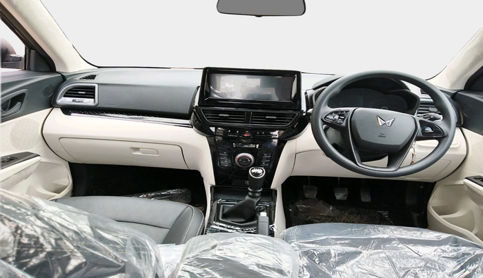 2025 Mahindra XUV 3XO REVX M 1.2 Petrol, Petrol, Manual, 196 km, interior