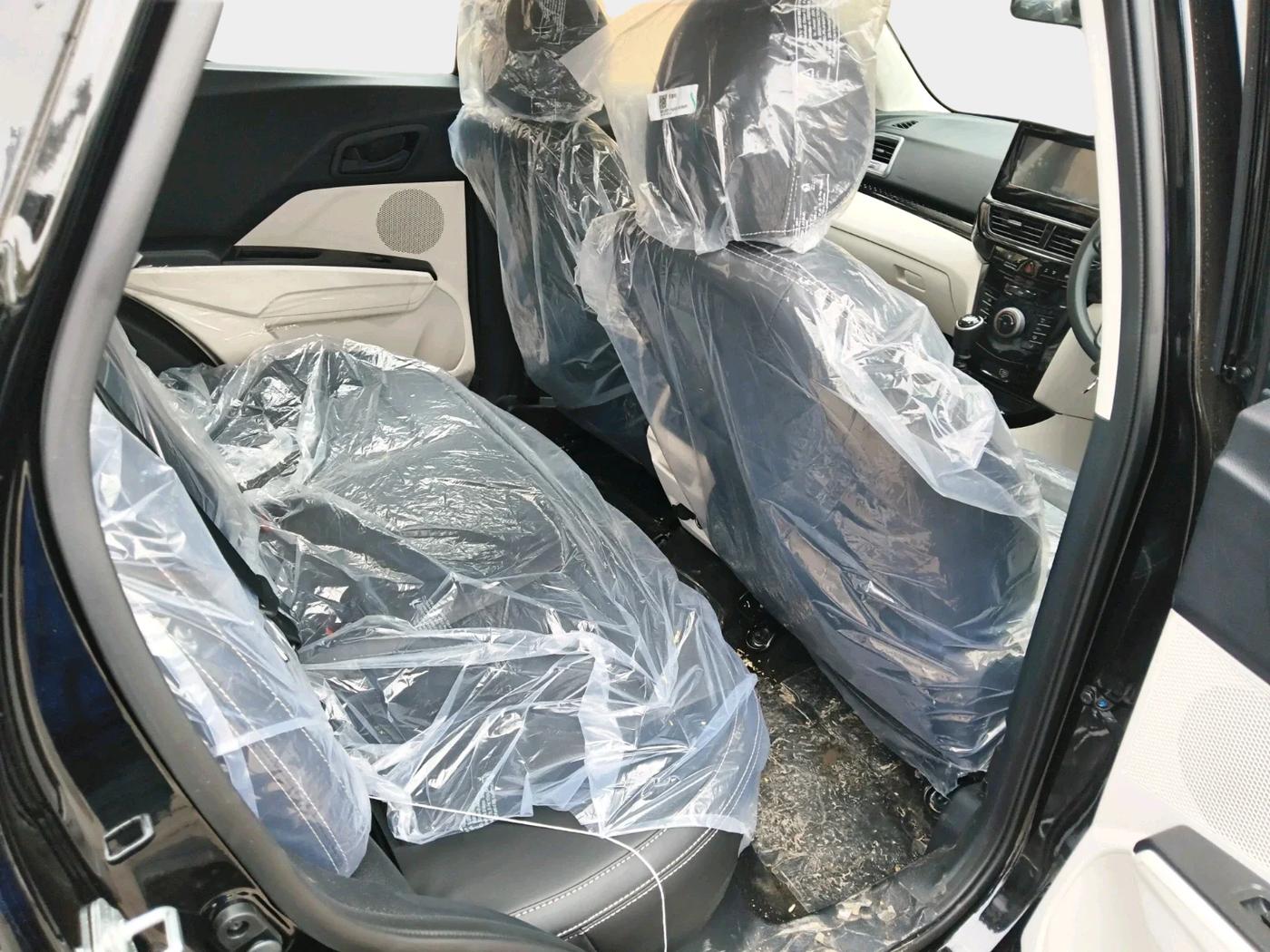2025 Mahindra XUV 3XO REVX M 1.2 Petrol, Petrol, Manual, 196 km, interior