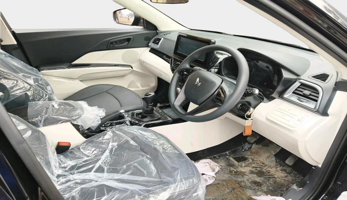 2025 Mahindra XUV 3XO REVX M 1.2 Petrol, Petrol, Manual, 196 km, interior
