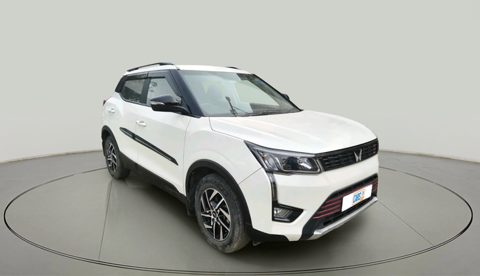 2023 Mahindra XUV300 W8 1.2 PETROL, Petrol, Manual, 28,175 km, exterior