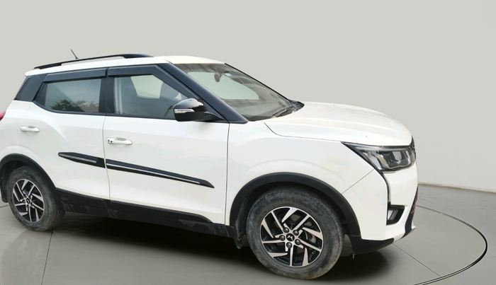 2023 Mahindra XUV300 W8 1.2 PETROL, Petrol, Manual, 28,175 km, exterior
