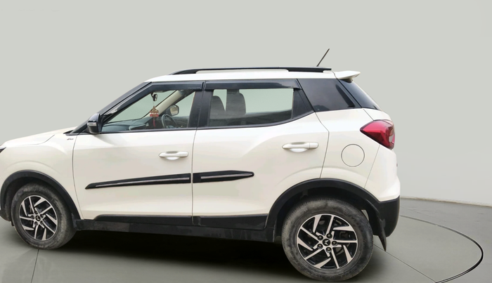 2023 Mahindra XUV300 W8 1.2 PETROL, Petrol, Manual, 28,175 km, exterior