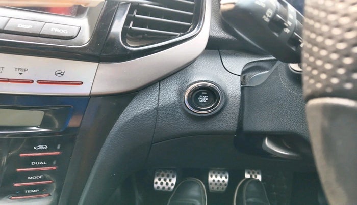 2023 Mahindra XUV300 W8 1.2 PETROL, Petrol, Manual, 28,175 km, interior