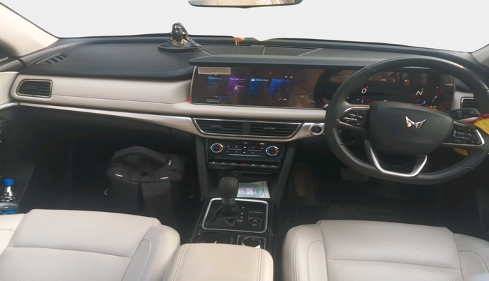 2025 Mahindra XUV700 AX 7 LUXURY D AT 7 STR, Diesel, Automatic, 2,968 km, interior