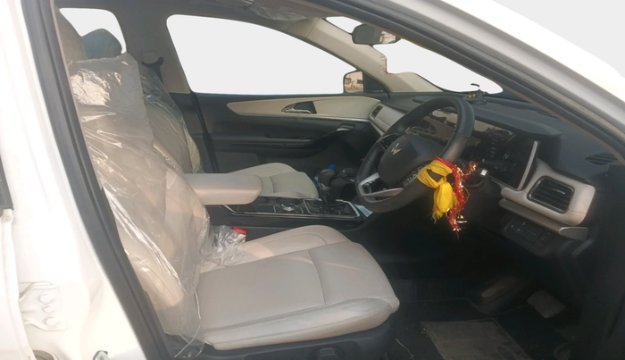 2025 Mahindra XUV700 AX 7 LUXURY D AT 7 STR, Diesel, Automatic, 2,968 km, interior