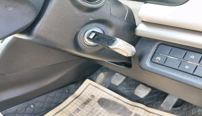 2024 Mahindra XUV700 MX Petrol MT 7 STR, Petrol, Manual, 6,774 km, interior