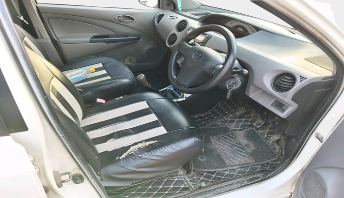 2011 Toyota Etios Liva G, Petrol, Manual, 1,21,836 km, interior