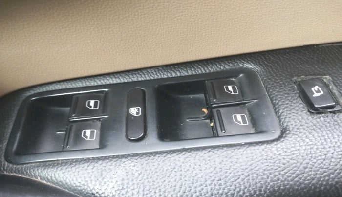 2014 Volkswagen Polo HIGHLINE1.2L, Petrol, Manual, 1,99,592 km, interior