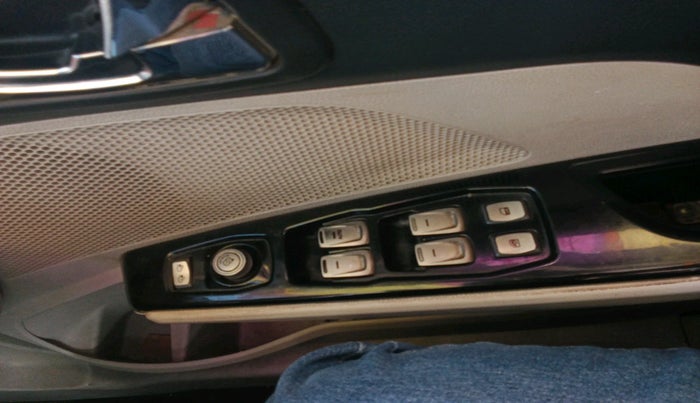 2019 Mahindra XUV300 W8 (O) 1.5 DIESEL, Diesel, Manual, 1,29,500 km, interior