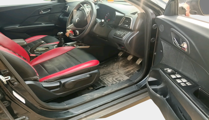 2022 Mahindra XUV300 W8 1.2 PETROL, Petrol, Manual, 67,737 km, interior