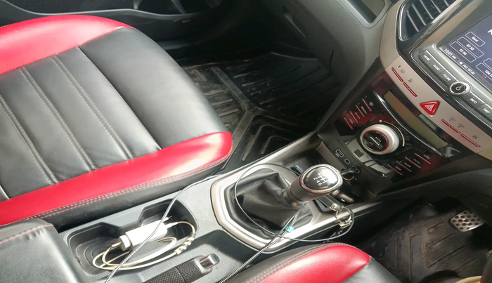 2022 Mahindra XUV300 W8 1.2 PETROL, Petrol, Manual, 67,737 km, interior