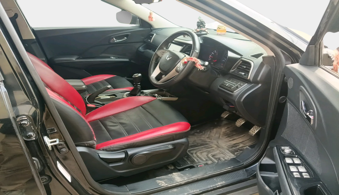 2022 Mahindra XUV300 W8 1.2 PETROL, Petrol, Manual, 67,737 km, interior