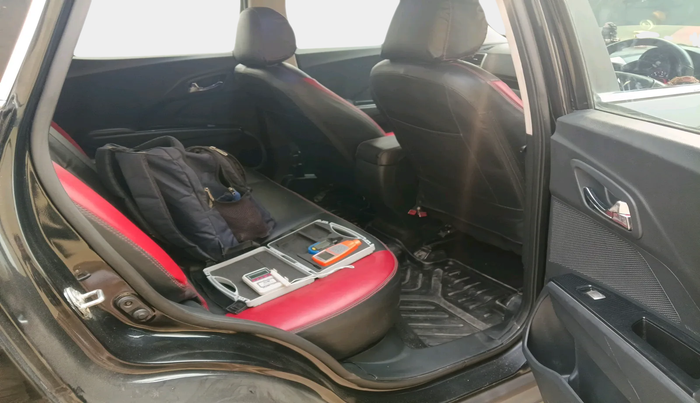 2022 Mahindra XUV300 W8 1.2 PETROL, Petrol, Manual, 67,737 km, interior