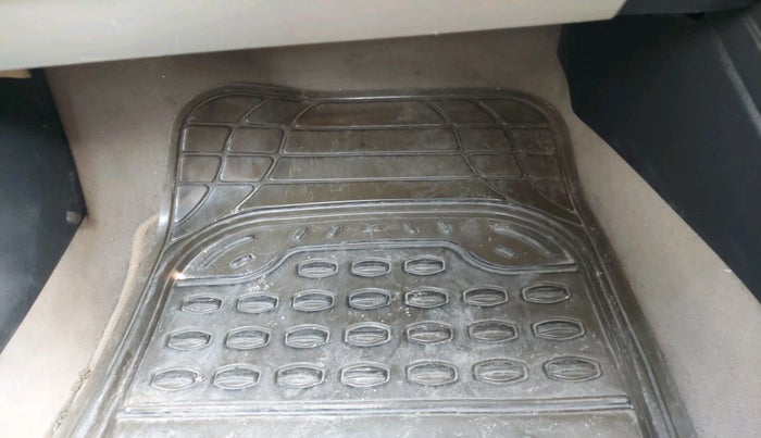 2011 Volkswagen Polo HIGHLINE1.2L, Petrol, Manual, 1,09,723 km, interior