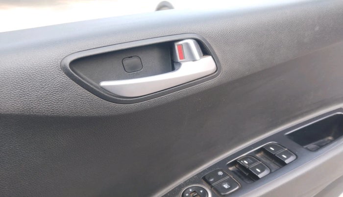 2018 Hyundai Grand i10 SPORTZ 1.2 KAPPA VTVT DUAL TONE, Petrol, Manual, 1,00,234 km, interior