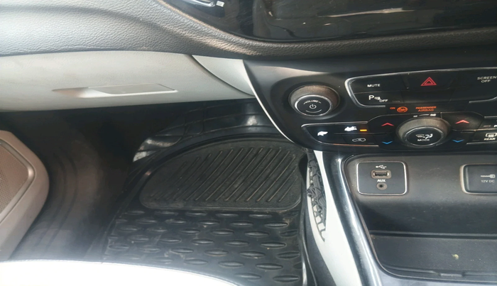 2017 Jeep Compass LIMITED 2.0 DIESEL, Diesel, Manual, 1,75,162 km, interior