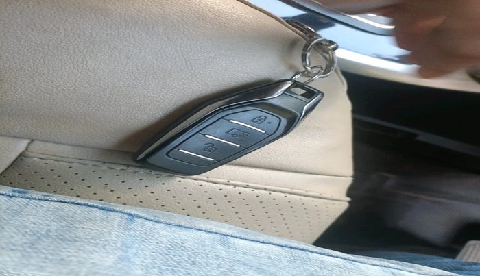 2018 Mahindra XUV500 W7 AT, Diesel, Automatic, 90,780 km, interior