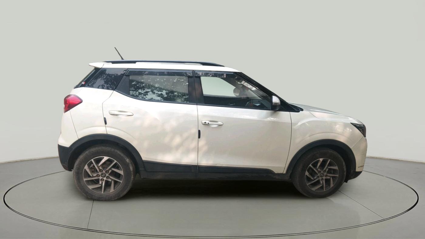 2022 Mahindra XUV300 W8 (O) 1.5 DIESEL AMT, Diesel, Automatic, 44,000 km, exterior