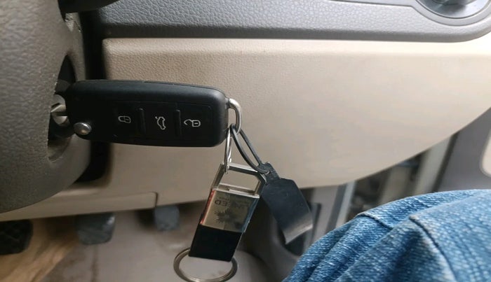 2011 Volkswagen Vento TRENDLINE 1.6, Petrol, Manual, 1,10,960 km, interior