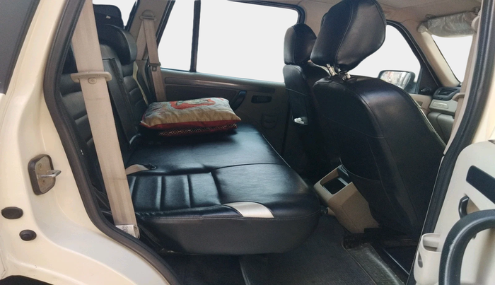 2017 Mahindra Scorpio S4 PLUS 1.99 INTELLI-HYBRID, Diesel, Manual, 46,642 km, interior