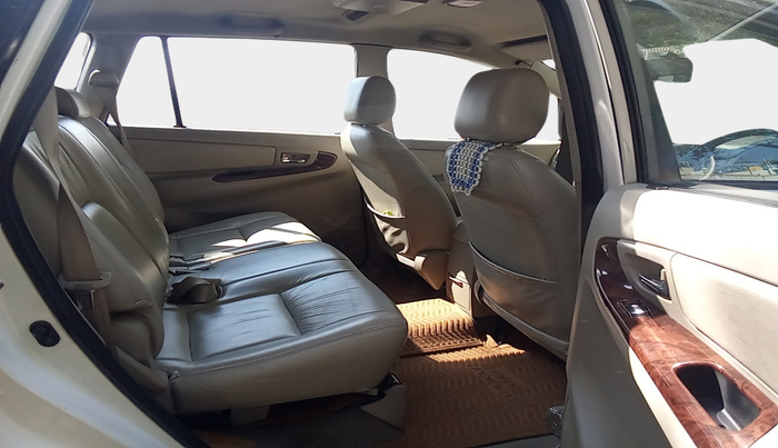 2014 Toyota Innova 2.5 VX 8 STR, Diesel, Manual, 1,60,560 km, interior