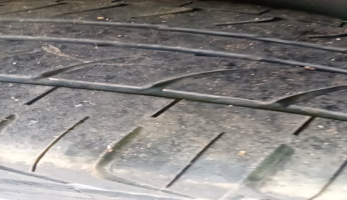 2014 Toyota Innova 2.5 VX 8 STR, Diesel, Manual, 1,60,560 km, tyre