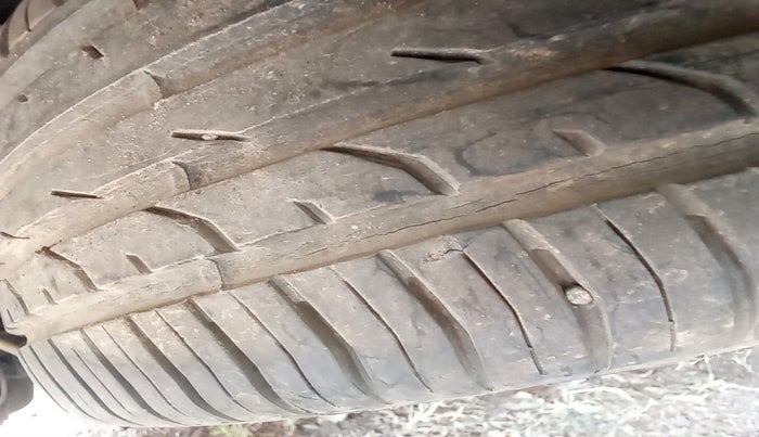 2014 Toyota Innova 2.5 VX 8 STR, Diesel, Manual, 1,60,560 km, tyre