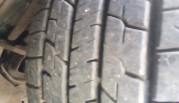 2014 Toyota Innova 2.5 VX 8 STR, Diesel, Manual, 1,60,560 km, tyre