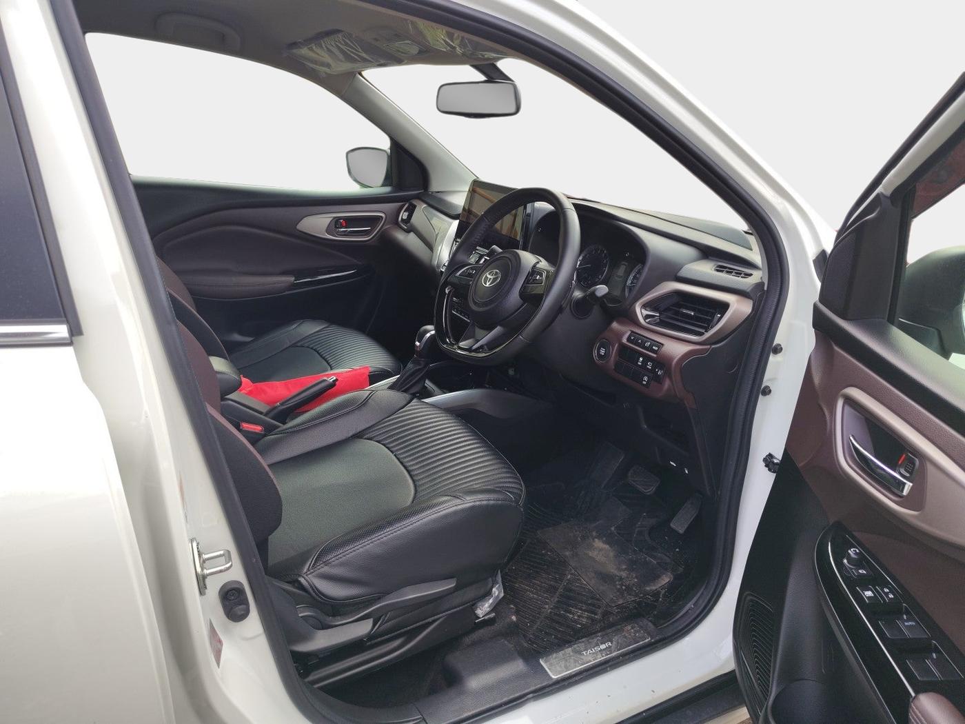 2024 Toyota URBAN CRUISER HYRYDER V AT NEO DRIVE, Petrol, Automatic, 5,273 km, interior