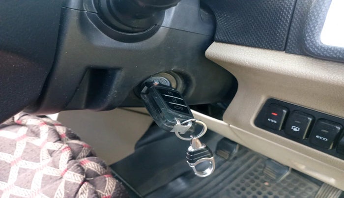 2016 Mahindra TUV300 T8, Diesel, Manual, 1,39,442 km, interior