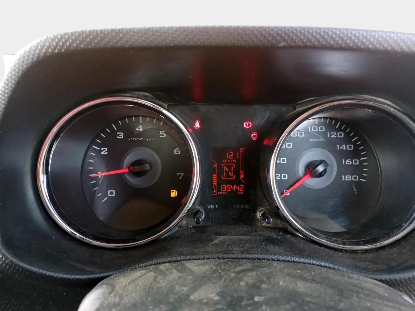 2016 Mahindra TUV300 T8, Diesel, Manual, 1,39,442 km, interior