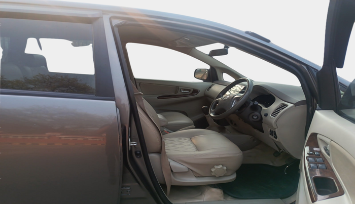 2014 Toyota Innova 2.5 VX 8 STR, Diesel, Manual, 89,423 km, interior