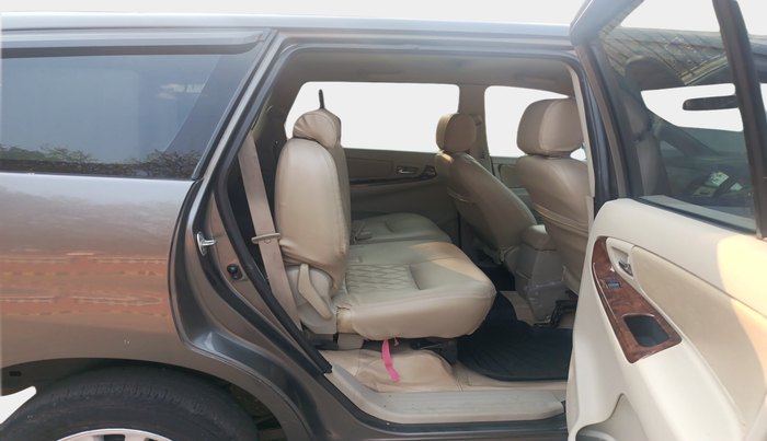 2014 Toyota Innova 2.5 VX 8 STR, Diesel, Manual, 89,423 km, interior