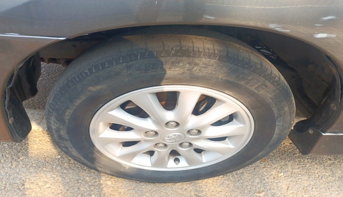 2014 Toyota Innova 2.5 VX 8 STR, Diesel, Manual, 89,423 km, tyre