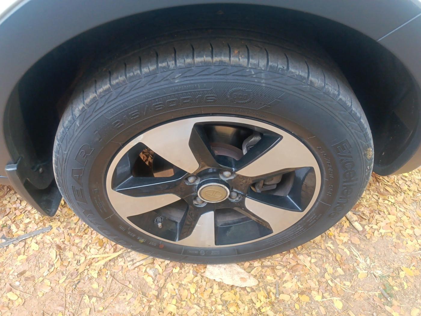 2018 Tata NEXON XZ PLUS PETROL, Petrol, Manual, 60,005 km, tyre