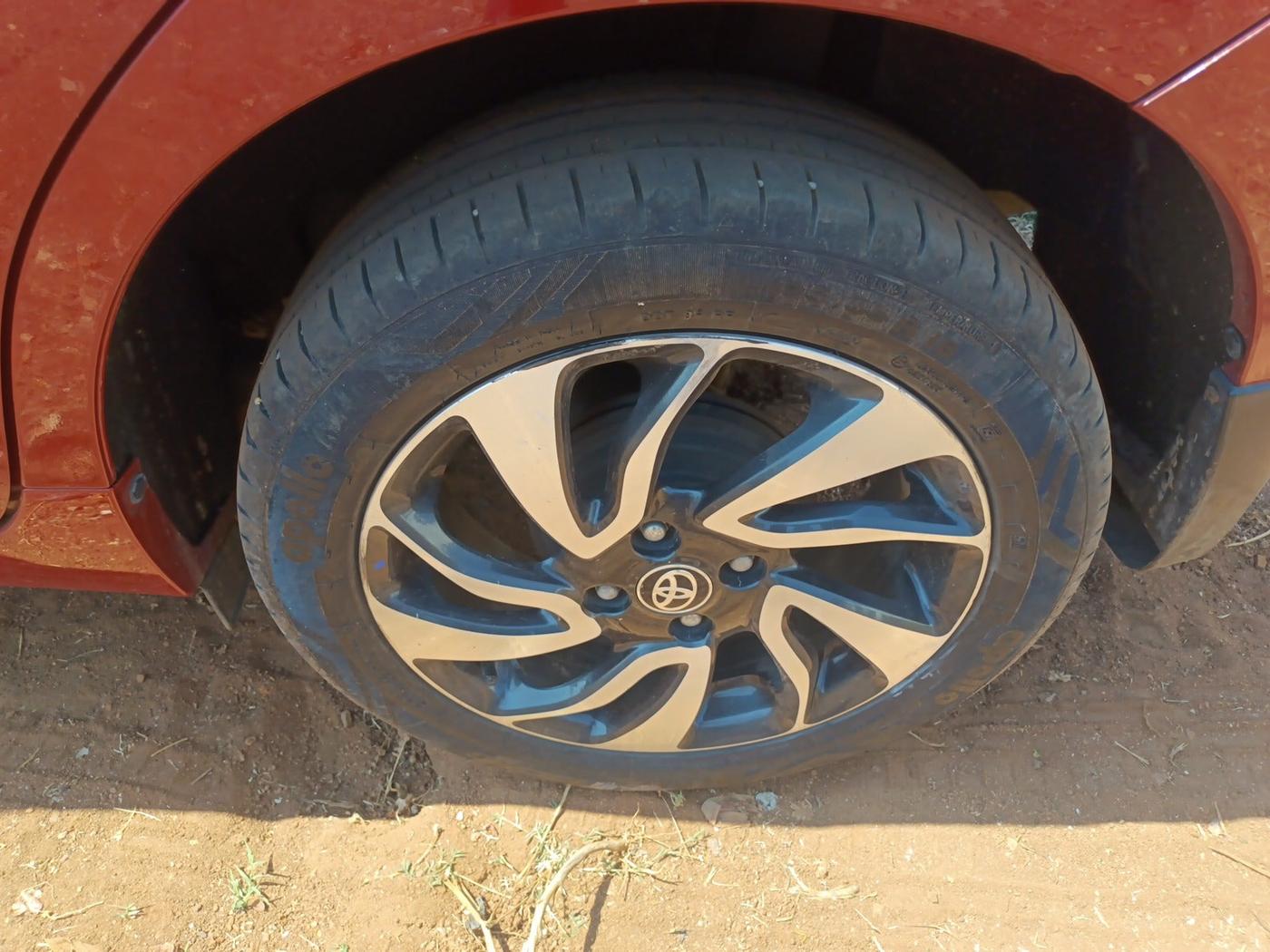 2021 Toyota Glanza V, Petrol, Manual, 28,215 km, tyre