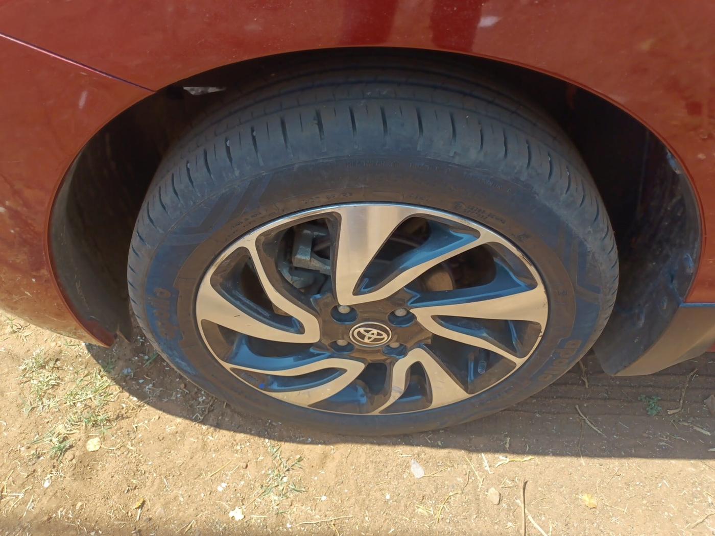 2021 Toyota Glanza V, Petrol, Manual, 28,215 km, tyre