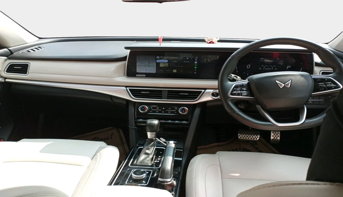 2022 Mahindra XUV700 AX 7 D AT 7 STR, Diesel, Automatic, 91,539 km, interior