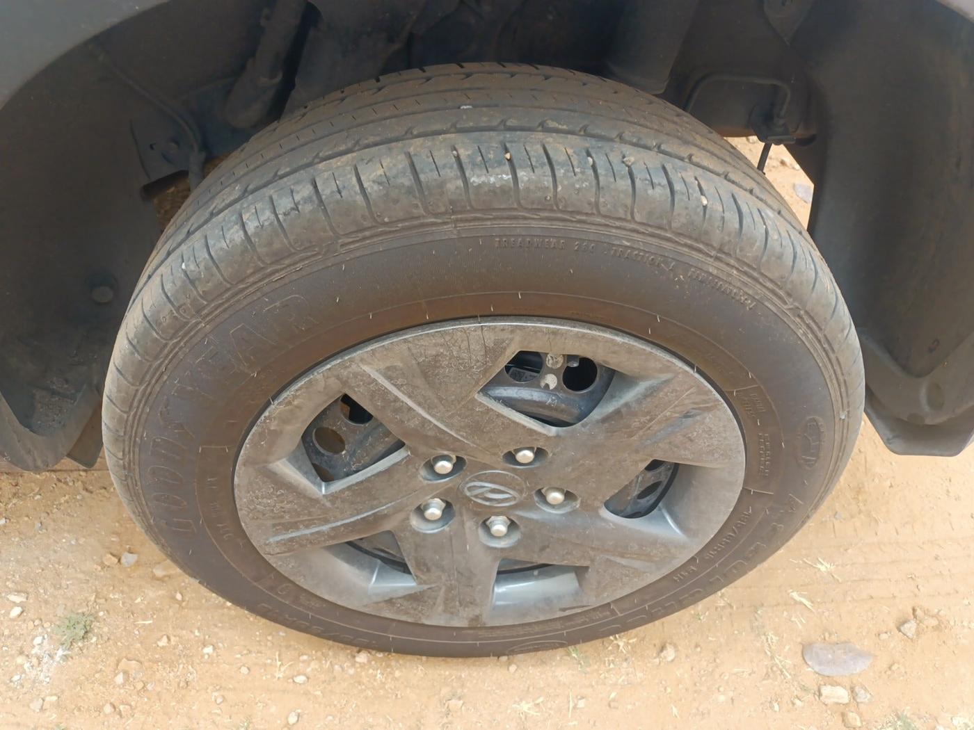 2024 Hyundai VENUE S(O) 1.2, Petrol, Manual, 28,503 km, tyre