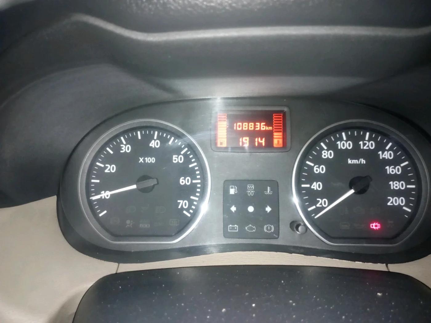 2015 Nissan Terrano XV D THP PREMIUM 110 PS, Diesel, Manual, 1,08,836 km, interior